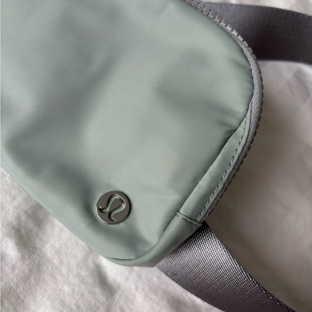 Lululemon Everywhere Belt Bag - Picture 4 of 6